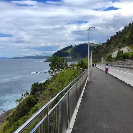 Monte Y Playa Junto Al Mar * Mutriku