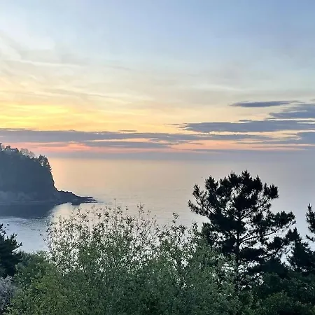 Monte Y Playa Junto Al Mar * Mutriku