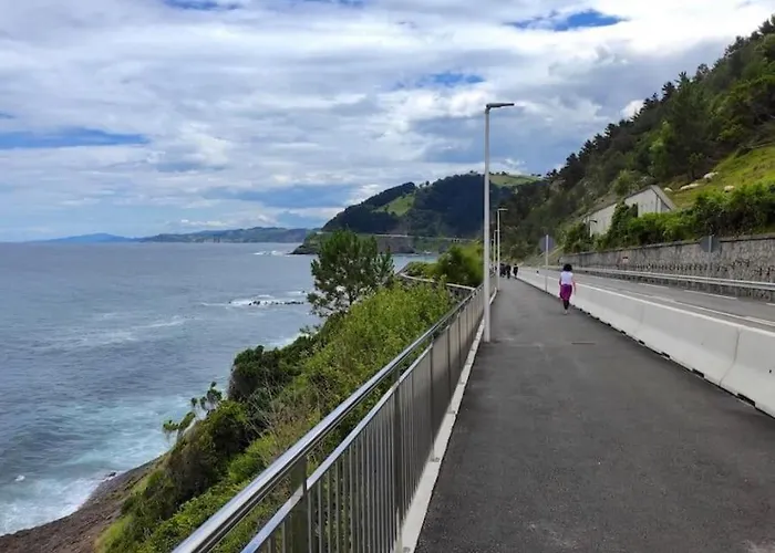 Monte Y Playa Junto Al Mar * Mutriku