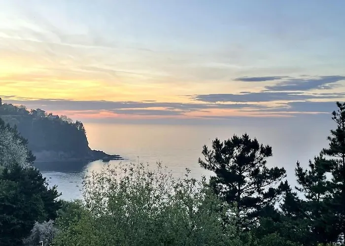 Monte Y Playa Junto Al Mar * Mutriku